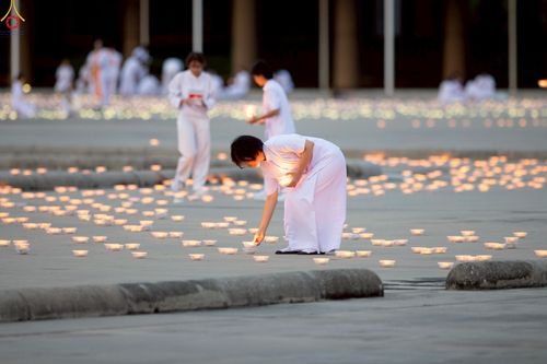 ภาพ No.240977:วันพุธที่ 27 สิงหาคม พ.ศ. 2568 พิธีจุดประทีป ในวันธรรมชัย ณ วัดพระธรรมกาย