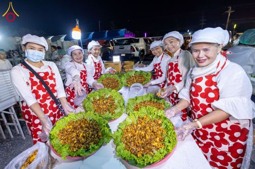 ภาพ No.193593:สาธุชนถวายภัตตาหารเป็นสังฆทาน แด่พระธรรมยาตรา ณ อนุสรณ์สถานคลองบางนางแท่น อ.สามพราน จ.นครปฐม ในโครงการธรรมยาตรา กตัญญูบูชา มหาปูชนียาจารย์ พระมงคลเทพมุนี(สด จนฺทสโร) พระผู้ปราบมาร อนุสรณ์สถาน 7 แห่ง ปีที่ 13 วันที่ 11 มกราคม พ.ศ. 2568