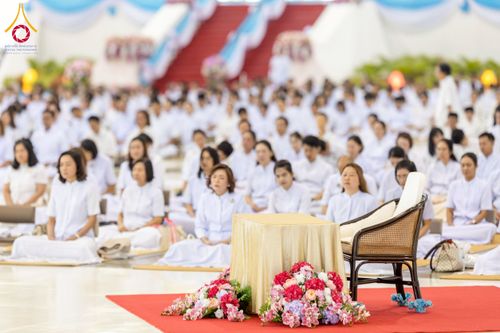 ภาพ No.258126:วันอาทิตย์ที่ 5 ตุลาคม พ.ศ. 2568 พิธีบูชาข้าวพระ ณ สภาธรรมกายสากล วัดพระธรรมกาย