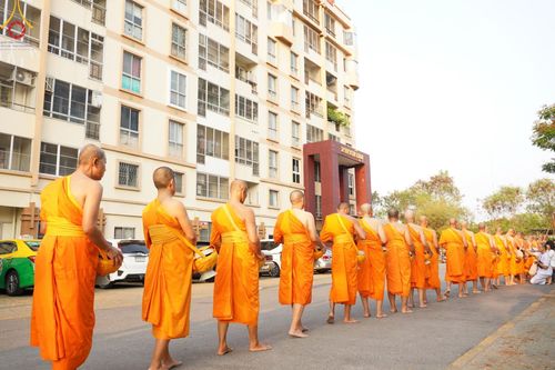 ภาพ No.136043:พระธรรมทายาท โครงการบวชพระนานาชาติ AEC & WAB ผู้บริหารรุ่นที่ 2 บิณฑบาต ณ หอฉันคุณยายอาจารย์ฯ เมืองแก้วมณี หมู่บ้านแก้วพุทธรักษา วันที่ 28 เมษายน พ.ศ. 2567
