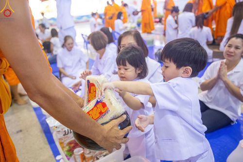 ภาพ No.123017:พิธีตักบาตร และพิธีบูชาข้าวพระ ในวันอาทิตย์ต้นเดือนที่ 4 กุมภาพันธ์ พ.ศ. 2567 ณ วัดพระธรรมกาย จ.ปทุมธานี