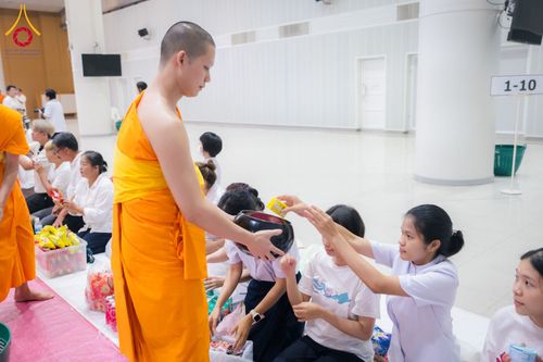 ภาพ No.60774:พิธีตักบาตรพระภิกษุสามเณร ธรรมทายาทระดับอุดมศึกษา วันเสาร์ที่ 20 เมษายน พ.ศ. 2567 ณ ห้องปฎิบัติธรรม ชั้นลอย มหารัตนวิหารคด 13 วัดพระธรรมกาย จ.ปทุมธานี