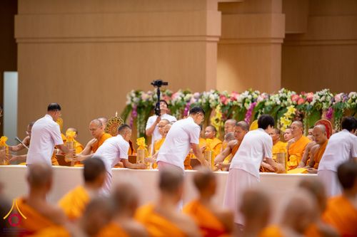ภาพ No.146023:พิธีเจริญพระพุทธมนต์ ปฏิบัติธรรมเจริญสมาธิภาวนา เพื่อถวายเป็นพระราชกุศล แด่พระบาทสมเด็จพระเจ้าอยู่หัว เนื่องในโอกาสพระราชพิธีมหามงคล เฉลิมพระชนมพรรษา 6 รอบ 28 กรกฎาคม 2567 วันอาทิตย์ที่ 28 กรกฎาคม พ.ศ. 2567  ณ ห้องแก้วสารพัดนึก 2 สภาธรรมกายสากล