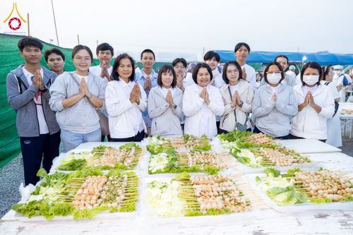 ภาพ No.200199:พิธีถวายภัตตาหารเป็นสังฆทาน แด่พระธรรมยาตรา ณ อนุสรณ์สถานบางปลา วัดบางปลา อำเภอบางเลน จังหวัดนครปฐม ในโครงการธรรมยาตรา กตัญญูบูชา มหาปูชนียาจารย์ พระมงคลเทพมุนี(สด จนฺทสโร) พระผู้ปราบมาร อนุสรณ์สถาน 7 แห่ง ปีที่ 13 วันที่ 23 มกราคม พ.ศ. 2568