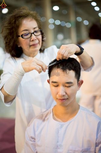 ภาพ No.242955:วันที่ 31 สิงหาคม พ.ศ. 2568 พิธีตัดปอยผมและปลงผม โครงการอุปสมบทหมู่บูชาธรรม ครบรอบ 108 ปี วันครูผู้ค้นพบวิชชาธรรมกาย ณ วัดพระธรรมกาย