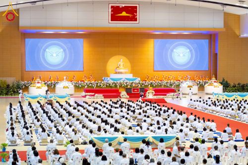 ภาพ No.264300:วันอาทิตย์ที่ 2 พฤศจิกายน พ.ศ. 2568 พิธีบูชาข้าวพระ ณ สภาธรรมกายสากล วัดพระธรรมกาย