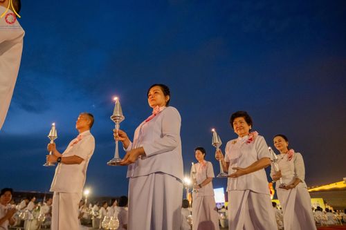 ภาพ No.160581:พิธีจุดประทีป 20,000 ดวง บูชาพระมหาธรรมกายเจดีย์ และบูชาพระมงคลเทพมุนี (สด จนฺทสโร) พระผู้ปราบมาร ณ ลานธรรม พระมหาธรรมกายเจดีย์ วัดพระธรรมกาย จ.ปทุมธานี วันที่ 10 ตุลาคม พ.ศ. 2567