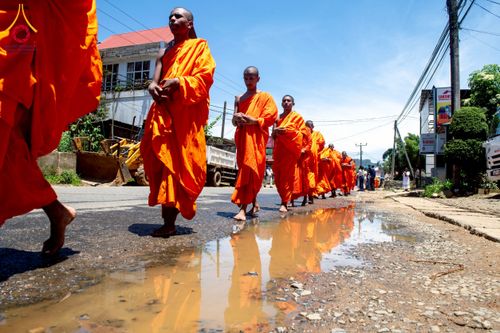 ภาพ No.225651:วันที่ 5 พฤษภาคม พ.ศ. 2568 พิธีบิณฑบาตรอบเมืองนูวราอิลิย่า ฉลองเทศกาลวิสาขบูชา แห่งชาติประเทศศรีลังกา