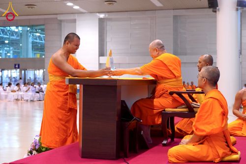 ภาพ No.232150:วันอาทิตย์ที่ 6 กรกฏาคม พ.ศ. 2568 พิธีมอบโล่เกียรติคุณ สวดธัมมจักกัปปวัตตนสูตร และรางวัลโครงการผู้นำแสงสว่างออนไลน์ ณ ห้องแก้วสารพัดนึก1 สภาธรรมกายสากล วัดพระธรรมกาย