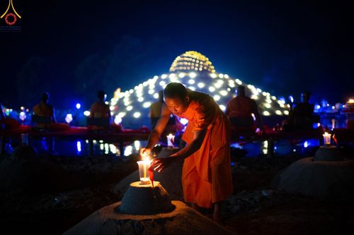 ภาพ No.138638:Photo Story  มหัศจรรย์วัดดงดินแดง Episode 6 พระภิกษุ-สามเณร ในโครงการบรรพชาอุปสมบทหมู่  กว่า 500 รูป และศีลจาริณีกว่า 300 คน ร่วมกันก่อพระเจดีย์ทราย 20,000 องค์ และจุดประทีป  บูชาธรรม 80 ปี หลวงพ่อธมฺมชโย กลางลำน้ำแม่ตื่น