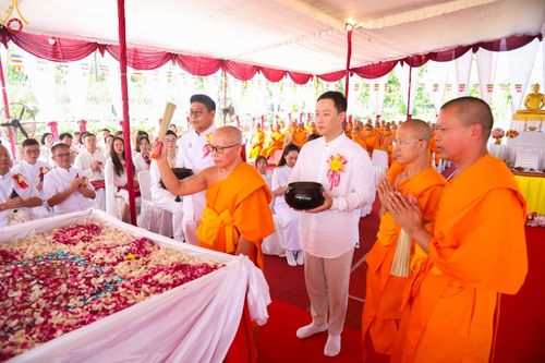 ภาพ No.104159:พิธีโปรยรัตนชาติ วางศิลาฤกษ์ สามเณรธรรมทายาทชาวอินโดนีเซียกว่า 1,000 รูป ณ มหาเจดีย์บุโรพุทโธ ประเทศอินโดนีเซีย ในวันที่ 21 ธันวาคม พ.ศ. 2566