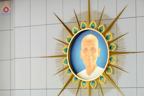 ภาพ No.245114:วันพุธที่ 10 กันยายน พ.ศ. 2568 พิธีถวายภัตตาหารเมนูสวรรค์ เนื่องในวันครบ 25 ปี วันละสังขารคุณยายอาจารย์มหารัตนอุบาสิกาจันทร์ ขนนกยูง ณ หอฉันคุณยายอาจารย์ฯ วัดพระธรรมกาย