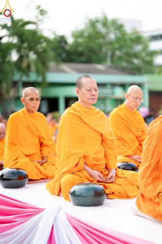 ภาพ No.150799:พิธีเจริญพระพุทธมนต์ และทำบุญตักบาตรแด่คณะสงฆ์ จำนวน 121 รูป เนื่องในโอกาสฉลองครบรอบ 120 ปี อำเภอคลองหลวง จังหวัดปทุมธานี เพื่อถวายเป็นพุทธบูชา ช่วยเหลือผู้ประสบความเดือดร้อนจากอุทกภัย และคณะสงฆ์ 323 วัด 4 จังหวัดชายแดนภาคใต้ วันเสาร์ที่ 31 สิงหาคม พ.ศ. 