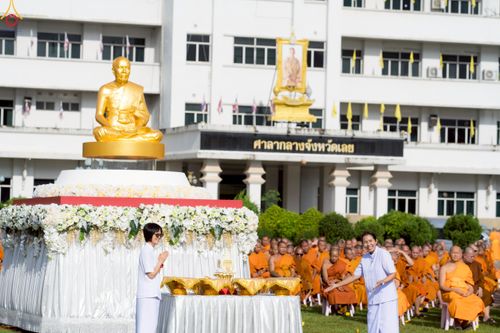 ภาพ No.239756:วันที่ 16-17 สิงหาคม พ.ศ. 2568 การปฏิบัติหน้าที่ของเจ้าหน้าที่ทุกสถานะ เพื่องานพิธีอัญเชิญรูปเหมือนพระมงคลเทพมุนี (สด จันทสโร) และพิธีกดปุ่มอัญเชิญรูปเหมือน พระมงคลเทพมุนี (สด จันทสโร) ณ มหาวิหารแก้วพระมงคลเทพมุนี ศูนย์ปฏิบัติธรรมแก้วเมืองเลย จ.เลย