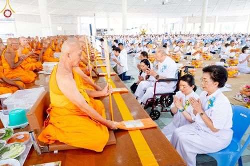 ภาพ No.220696:วันเสาร์ที่ 26 เมษายน พ.ศ.2568 (วันพระ แรม 15 ค่ำ เดือน 5) พิธีถวายภัตตาหารเมนูสวรรค์ "เพื่อการบรรลุธรรม" และ พิธีบุพเปตพลี ครั้งที่ 163 ร่วมอุทิศบุญแด่หมู่ญาติที่ล่วงลับไปแล้ว และสืบทอดอายุพระพุทธศาสนา ณ หอฉันคุณยายอาจารย์ฯ วัดพระธรรมกาย