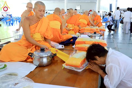 ภาพ No.217125:วันเสาร์ที่ 12 เมษายน พ.ศ. 2568 พิธีบุพเปตพลี ครั้งที่ 162 ร่วมอุทิศบุญแด่หมู่ญาติที่ล่วงลับไปแล้ว และพิธีถวายภัตตาหารเมนูสวรรค์ ณ หอฉันคุณยายอาจารย์ฯ วัดพระธรรมกาย