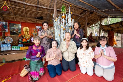 ภาพ No.174448:พิธีตักบาตรพระ,พิธีทอดผ้าป่า พิธีกลั่นแผ่นดินโปรยรัตนชาติ  สร้างพระอุโบสถและเจดีย์ วัดป่าสัมมาทิฏฐิและวัดสิริขันโท แขวงอัตตะปือ สปป. ลาว วันที่ 29 ตุลาคม พ.ศ. 2567