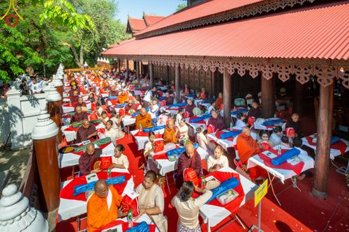 ภาพ No.220101:วันพุธที่ 16 เมษายน พ.ศ. 2568 วัดพระธรรมกายถวายมหาสังฆทาน มอบสิ่งของและทุนทรัพย์กว่า 4 ล้านบาท บรรเทาทุกข์ 181 วัดแผ่นดินไหวเมียนมา