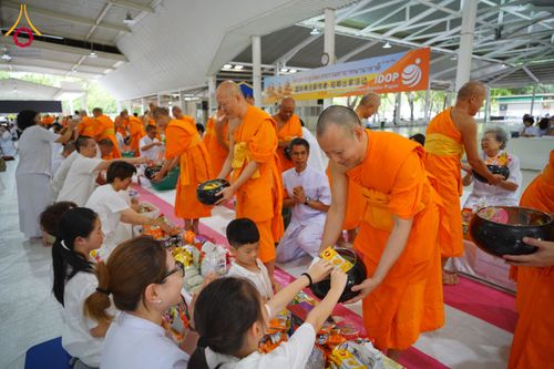 ภาพ No.144280:พิธีตักบาตรพระใหม่  โครงการบรรพชาอุปสมบทหมู่ ธรรมทายาทนานาชาติ (ภาษาจีน) ณ อาคารโถงช้าง วัดพระธรรมกาย วันอาทิตย์ที่ 14 กรกฎาคม พ.ศ. 2567