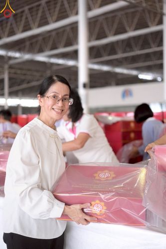 ภาพ No.214332:วันที่ 29 มีนาคม พ.ศ.2568 กิจกรรมใส่ถุงซิปกล่องไทยธรรม เพื่อรักษาความประณีตของกล่องไทยธรรม ในทุกสภาพอากาศ ณ บ้านแก้วเรือนทองคุณยาย วัดพระธรรมกาย