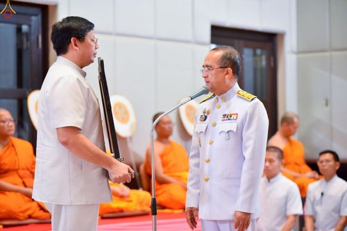 ภาพ No.230935:วันอังคารที่ 1 กรกฎาคม พ.ศ. 2568 ผู้ว่าราชการจังหวัดปทุมธานี เป็นประธานพิธีต้อนรับ สัญญาบัตร พัดยศ พระครูสัญญาบัตรสายต่างประเทศ วัดพระธรรมกาย ประจำปี พ.ศ. 2568 จำนวน 19 รูป