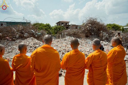 ภาพ No.220303:วันที่ 17 เมษายน พ.ศ. 2568 ผู้แทนวัดพระธรรมกาย ลงพื้นที่เยียวยา ซับน้ำตาเหยื่อแผ่นดินไหวมัณฑะเลย์