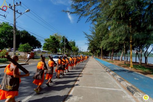 ภาพ No.222146:วันที่ 26-27 เมษายน พ.ศ. 2568 ศูนย์ปฏิบัติธรรมสวนผึ้ง ร่วมกับ ธุดงค์คสถานประจวบคีรีขันธ์ และวัดอ่าวน้อย  จัดกิจกรรมเดินธรรมยาตรา ตักบาตรข้าวสารอาหารแห้ง และจุดประทีปถวายเป็นพุทธบูชา ณ วัดอ่าวน้อย จ.ประจวบคีรีขันธ์