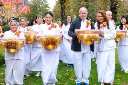 ภาพ No.169386:พิธีทอดกฐินสามัคคี เพื่อสนับสนุนการเผยแผ่พระพุทธศาสนาวิชชาธรรมกาย ณ วัดพระธรรมกายลอนดอน สหราชอาณาจักร วันอาทิตย์ที่ 20 ตุลาคม พ.ศ. 2567