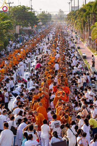 ภาพ No.101764:ตักบาตรพระ 10,000 รูป เติมบุญให้แผ่นดิน เนื่องในโอกาส 192 ปี จังหวัดกาญจนบุรี หนึ่งในโครงการตักบาตรพระ 2,000,000 รูป  77 จังหวัดทุกวัดทั่วไทย วันจันทร์ที่ 11 ธันวาคม พ.ศ. 2566 บริเวณถนนสองแคว (SKY WALK) เมืองกาญจนบุรี