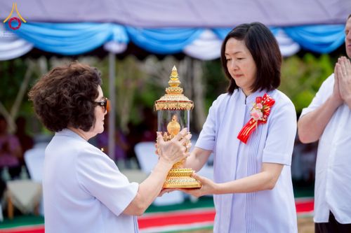 ภาพ No.255469:วันที่ 13 ตุลาคม พ.ศ. 2568 พิธีบรรจุพระบรมสารีริกธาตุ ผูกผ้า 7 สี เพื่อความเป็นสิริมงคล  และ ยกช่อฟ้า ประดิษฐานบนหลังคาอุโบสถวัดทุ่งเจริญธรรม ถวายบูชาธรรม 81 ปี หลวงพ่อธัมมชโย โดยคณะศิษยานุศิษย์ ณ วัดทุ่งเจริญธรรม อ.อมก๋อย จ.เชียงใหม่