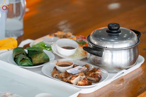 ภาพ No.205680:พิธีสวดพระพุทธมนต์ และถวายภัตตาหารเมนูสวรรค์แด่พระภิกษุ สามเณร วันจันทร์ที่ 3 กุมภาพันธ์ พ.ศ. 2568 ณ หอฉันคุณยายอาจารย์ฯ วัดพระธรรมกาย