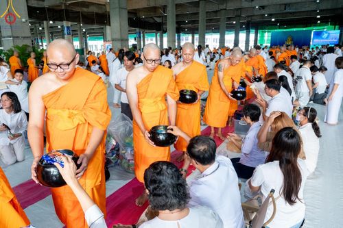 ภาพ No.145730:พิธีตักบาตรฉลองพระใหม่ รุ่นเข้าพรรษา ณ วิหารคด วัดพระธรรมกาย วันเสาร์ที่ 20 กรกฎาคม พ.ศ. 2567