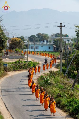 ภาพ No.212898:วันที่ 14 - 15 มีนาคม พ.ศ. 2568 คณะสงฆ์และสามเณรเดินธรรมยาตรา ในโครงการบวชสามเณรเนปาล 500 รูป ไปยังสถานที่รอบมายาเทวีและลุมพินีเกรด ณ ลุมพินี ประเทศเนปาล