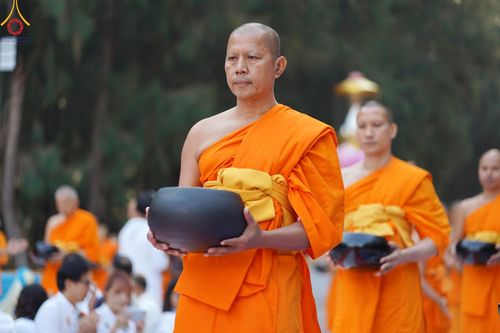 ภาพ No.190219:พิธีตักบาตรพระธรรมยาตรา ณ อนุสรณ์สถานลำดับที่ 1 สถานที่เกิดด้วยรูปกายเนื้อ อนุสรณ์สถานมหาวิหารพระมงคลเทพมุนี (โลตัสแลนด์) อ.สองพี่น้อง จ.สุพรรณบุรี ในโครงการธรรมยาตรา กตัญญูบูชา มหาปูชนียาจารย์ พระมงคลเทพมุนี(สด จนฺทสโร) พระผู้ปราบมาร อนุสรณ์สถาน 7 แห่ง 