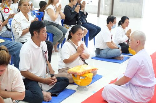 ภาพ No.277927:พิธีตัดปอยผมและปลงผมนาคธรรมทายาท พิธีขอขมาผู้ปกครอง ณ ศูนย์อบรมเยาวชนนครปฐม จ.นครปฐม และพิธีมอบบาตร ผ้าไตร นาคธรรมทายาท พิธีบรรพชา อุปสมบทหมู่ ณ วัดลาดหญ้าไทร จ.นครปฐม