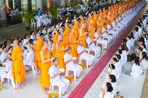 ภาพ No.143942:พิธีตัดปอยผมและปลงผมธรรมทายาท รุ่นเข้าพรรษา ณ มหาวิหารคด คอร์ 16 วัดพระธรรมกาย วันอาทิตย์ที่ 7 กรกฎาคม พ.ศ. 2567