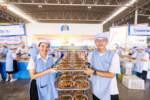 ภาพ No.60212:คณะสงฆ์ 10,000 กว่าวัดฉันภัตตาหารเพล ในวันคุ้มครองโลก วันจันทร์ที่ 22 เมษายน พ.ศ. 2567 ณ สภาธรรมกายสากล วัดพระธรรมกาย