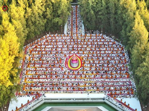 ภาพ No.188758:พิธีต้อนรับพระธรรมยาตรา ในโครงการธรรมยาตรา กตัญญูบูชา มหาปูชนียาจารย์ พระมงคลเทพมุนี(สด จนฺทสโร) พระผู้ปราบมาร อนุสรณ์สถาน 7 แห่ง ปีที่ 13 วันที่ 3 มกราคม พ.ศ. 2568 ณ อนุสรณ์สถานมหาวิหารพระมงคลเทพมุนี (โลตัสแลนด์) อ.สองพี่น้อง จ.สุพรรณบุรี