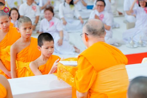 ภาพ No.174023:พิธีทอดกฐิน ศูนย์เบญจธรรม จ.ปทุมธานี ในโครงการกฐินสามัคคีทั่วไทย 30,000 วัด บูชาธรรม 80 ปี หลวงพ่อธัมมชโย โดยคณะศิษยานุศิษย์วัดพระธรรมกาย วันที่ 11 พฤศจิกายน พ.ศ. 2567