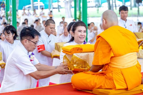 ภาพ No.227698:วันเสาร์ที่ 31 พฤษภาคม พ.ศ.2568 พิธีถวายผ้าไตรแด่สามเณรผู้เข้ารับการอุปสมบท , พิธีอุปสมบทสามเณรเตรียม DCI วัดพระธรรมกาย จ.ปทุมธานี