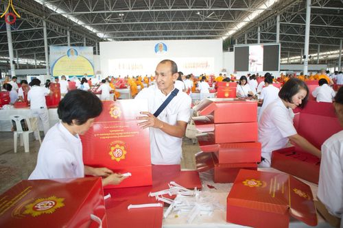 ภาพ No.210872:วันที่ 15 มีนาคม พ.ศ. 2568  บุญบรรจุกล่องไทยธรรม เพื่อถวายแด่พระสังฆาธิการ 40,000 กว่าวัดทั่วไทย ในวันคุ้มครองโลก 22 เมษายน พ.ศ. 2568