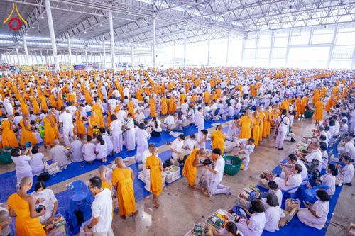 ภาพ No.133820:พิธีตักบาตร ข้าวสารอาหารแห้ง ณ บ้านแก้วเรือนทองคุณยายฯ สภาธรรมกายสากล วัดพระธรรมกาย วันอาทิตย์ต้นเดือนที่ 7 เมษายน พ.ศ. 2567