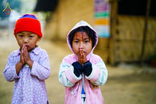 ภาพ No.76382:คณะสงฆ์และสามเณรบิณฑบาต ประเทศบังกลาเทศ วันที่ 11 กุมภาพันธ์ พ.ศ. 2566