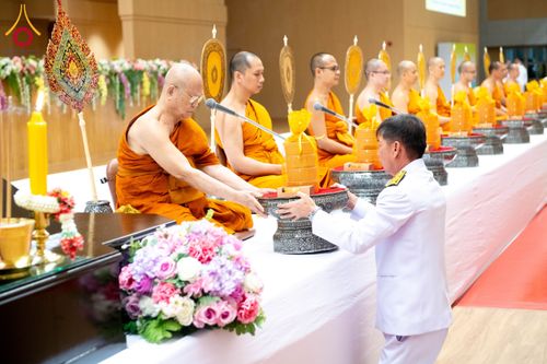 ภาพ No.208783:พระบาทสมเด็จพระเจ้าอยู่หัวทรงพระกรุณาโปรดเกล้าฯ พระราชทานภัตตาหารพระราชทาน แด่พระภิกษุ สามเณร ในการสอบบาลีสนามหลวง ณ วัดพระธรรมกาย วันที่ 22 กุมภาพันธ์ พ.ศ. 2568 ณ วัดพระธรรมกาย อำเภอคลองหลวง จังหวัดปทุมธานี