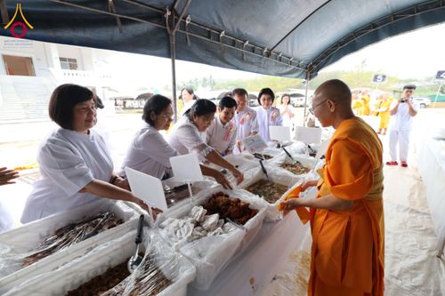 ภาพ No.128143:พิธีถวายภัตตาหารเป็นสังฆทาน แด่คณะพระธรรมยาตราฯ ในโครงการธรรมยาตราอัญเชิญพระบรมสารีริกธาตุ  ประดิษฐาน ณ มหารัตนเจดีย์สิริปทุมสวรรค์ อ.บางกล่ำ จ.สงขลา วันที่ 10 มีนาคม พ.ศ. 2567