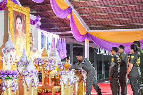 ภาพ No.138960:กิจกรรมเฉลิมพระเกียรติ สมเด็จพระนางเจ้าฯ พระบรมราชินี เนื่องในโอกาสวันเฉลิมพระชนมพรรษา พิธีเจริญพระพุทธมนต์ , ทำบุญตักบาตรพระสงฆ์ ถวายพระราชกุศล , พิธีถวายเครื่องราชสักการะ , และพิธีจุดเทียนถวายพระพรชัยมงคล วันที่ 3 มิถุนายน พ.ศ. 2567 ณ อาคารโถงช้าง วัดพ