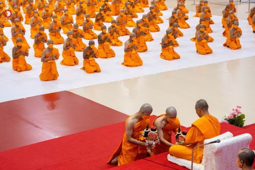 ภาพ No.101661:พิธีขอบรรพชา, พิธีขอสรณคมน์และศีล, พิธีถวายบาตร ในโครงการอุปสมบทหมู่ รุ่นบูชาธรรมมหาปูชนียาจารย์ ณ วัดพระธรรมกาย วันที่ 9 ธันวาคม พ.ศ. 2566