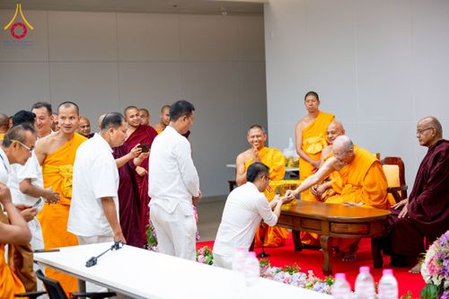 ภาพ No.222711:วันที่ 23 เมษายน พ.ศ. 2568 หลวงพ่อทัตตชีโวต้อนรับคณะสงฆ์เนปาล ณ อาคาร 100 ปี คุณยายมหารัตนอุบาสิกาจันทร์ ขนนกยูง วัดพระธรรมกาย