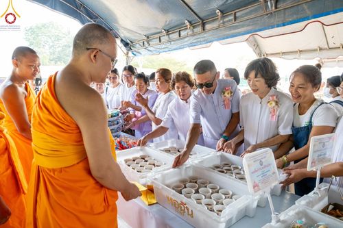 ภาพ No.127763:พิธีถวายภัตตาหารเป็นสังฆทาน แด่คณะพระธรรมยาตราฯ ในโครงการธรรมยาตราอัญเชิญพระบรมสารีริกธาตุ ประดิษฐาน ณ มหารัตนเจดีย์สิริปทุมสวรรค์ อ.บางกล่ำ จ.สงขลา วันที่ 8 มีนาคม พ.ศ. 2567