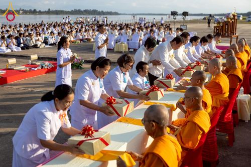 ภาพ No.250539:วันพุธที่ 8 ตุลาคม พ.ศ. 2568 พิธีตักบาตรเทโวโรหณะ ณ ลานธรรมปทุมรัตน์ธรรมเจดีย์ พุทธอุทยานนานาชาติ อ.โพนพิสัย จ.หนองคาย